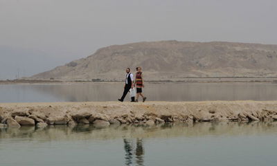 זוג חרדי על שפת ים המלח