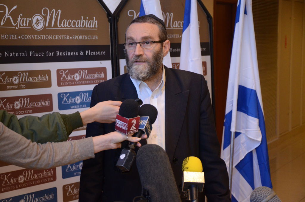 ח"כ משה גפני בכניסה לחדר המו"מ