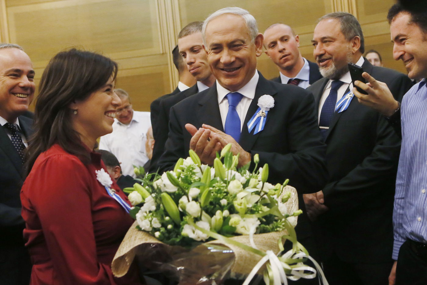 ציפי חוטובלי מקבלת את הזר