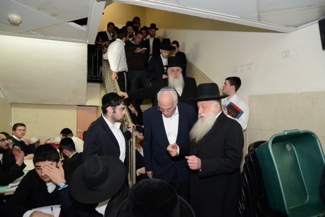 ח"כ אורי אריאל בביקור ב'מיר': מחזק את לומדי התורה