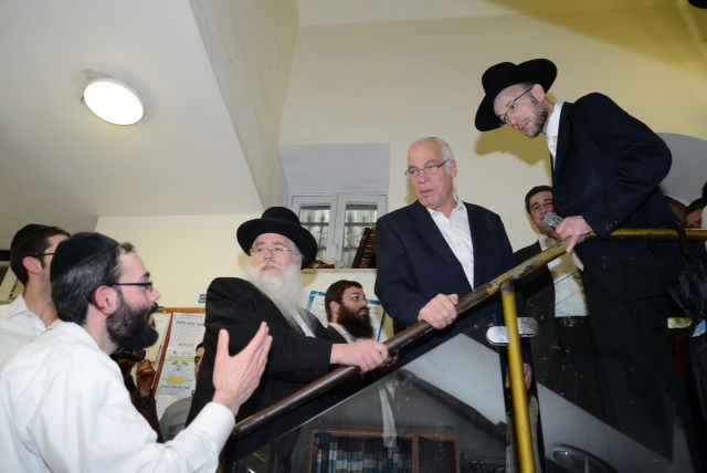 ח"כ אורי אריאל בביקור ב'מיר': מחזק את לומדי התורה