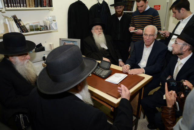 ח"כ אורי אריאל בביקור ב'מיר': מחזק את לומדי התורה