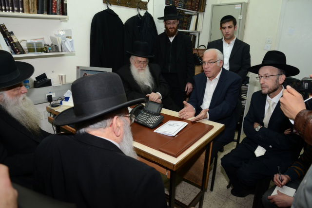 ח"כ אורי אריאל בביקור ב'מיר': מחזק את לומדי התורה