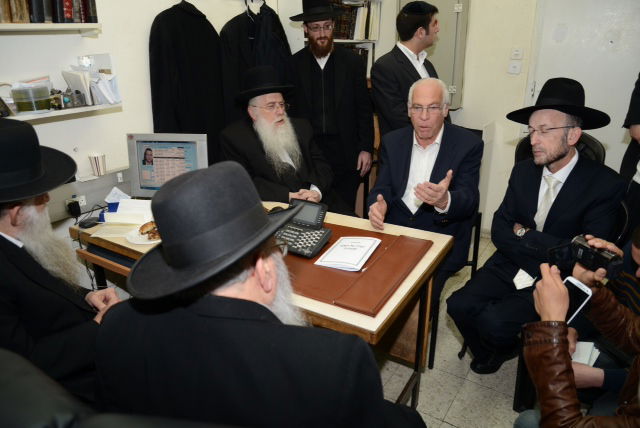 ח"כ אורי אריאל בביקור ב'מיר': מחזק את לומדי התורה