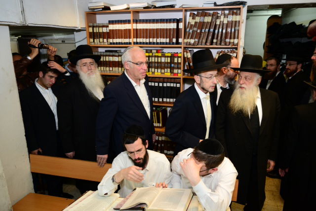 ח"כ אורי אריאל בביקור ב'מיר': מחזק את לומדי התורה