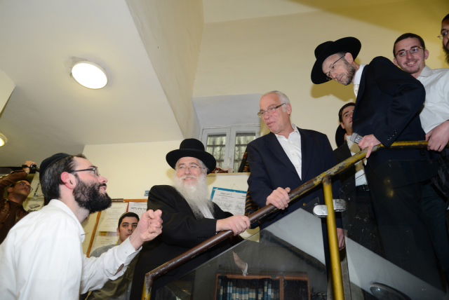 ח"כ אורי אריאל בביקור ב'מיר': מחזק את לומדי התורה