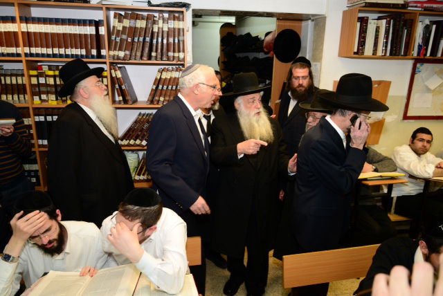 ח"כ אורי אריאל בביקור ב'מיר': מחזק את לומדי התורה