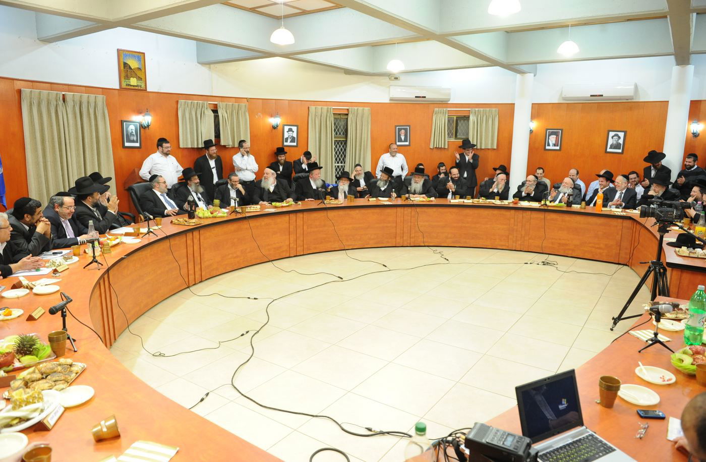 ישיבת מועצת העיר, הערב