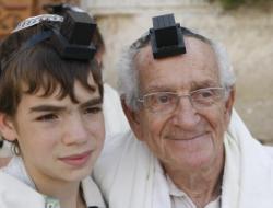 שו"ת סמס: עד כמה חייבים הנכדים בכבוד הסבא והסבתא?