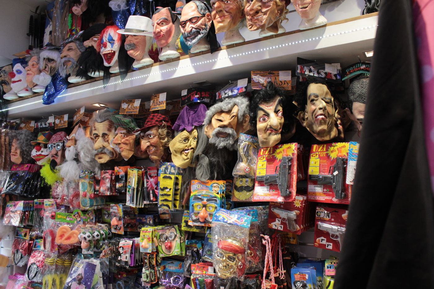 ירושלים נערכת לחג הפורים • גלריה