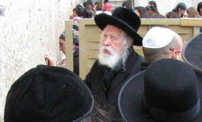 כ"ק האדמו"ר מגור נושא תפילה בכותל, היום