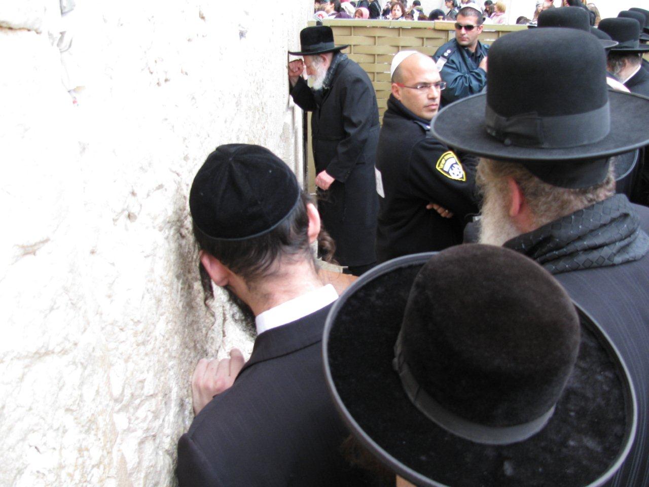 כ"ק האדמו"ר מגור נשא תפילה בכותל המערבי