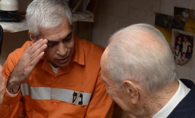 פרס עם אחד האסירים