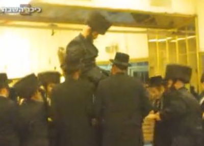 צפו בוידאו: החתן הורם על ידי חבריו, ונפל