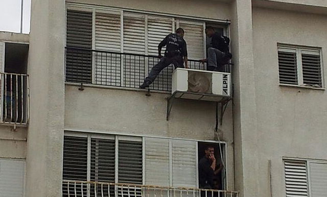 השוטרים פורצים אל הדירה