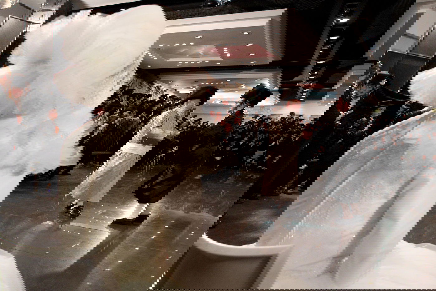 גלריה מרהיבה: שמחת החתונה בחצר פינסק קרלין