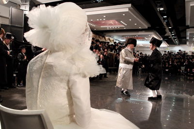 גלריה מרהיבה: שמחת החתונה בחצר פינסק קרלין