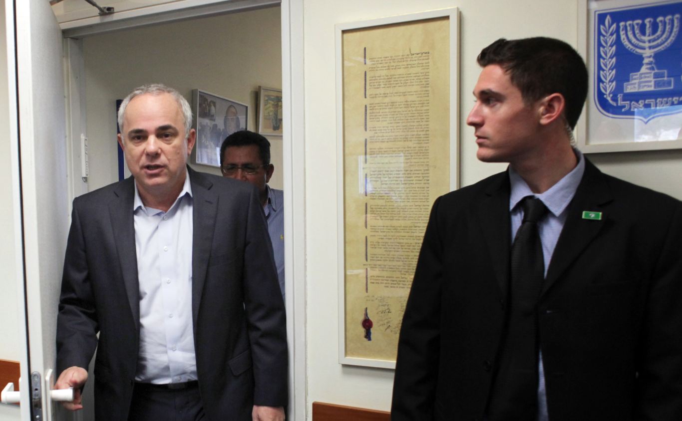 שר האוצר ומאבטחו האישי