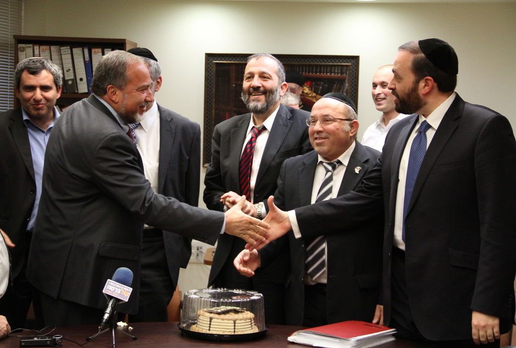 ש"ס במסיבת הפתעה לדרעי, ליברמן ביקש וודקה