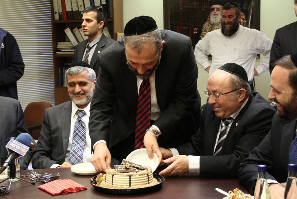 ש"ס במסיבת הפתעה לדרעי, ליברמן ביקש וודקה