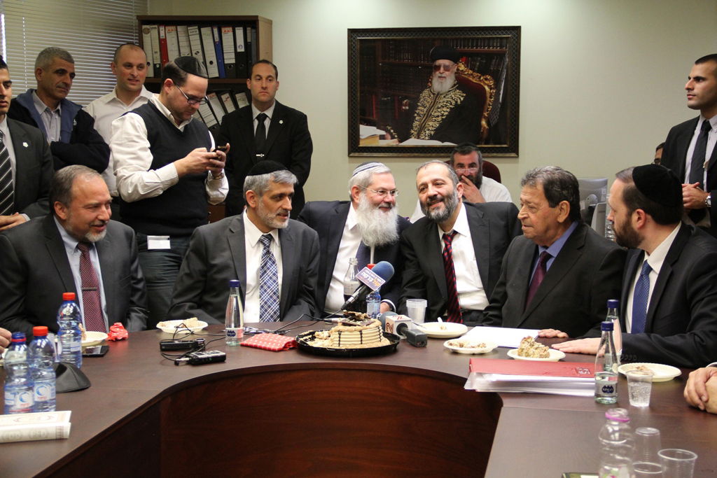 ש"ס במסיבת הפתעה לדרעי, ליברמן ביקש וודקה