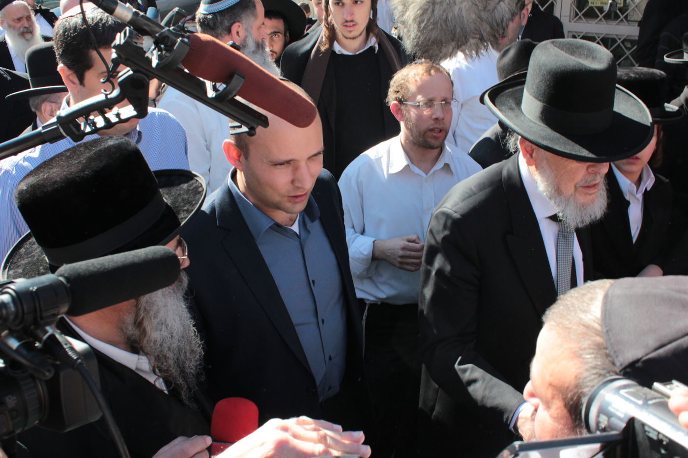 נפתלי בנט בביקור מיוחד בישיבת מיר • גלריה