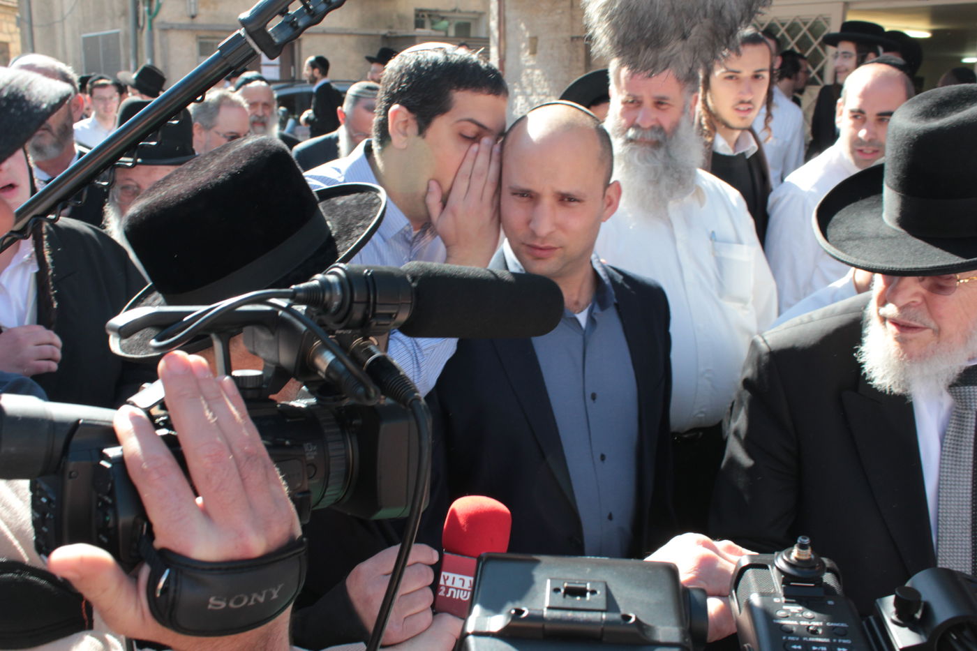 נפתלי בנט בביקור מיוחד בישיבת מיר • גלריה