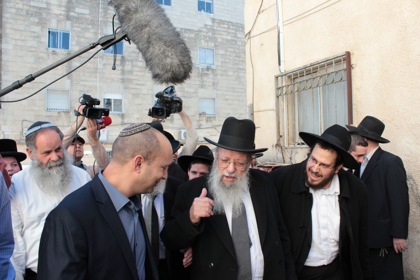 נפתלי בנט בביקור מיוחד בישיבת מיר • גלריה