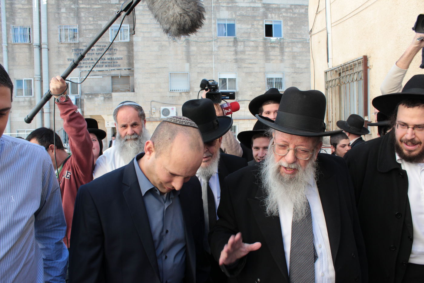 נפתלי בנט בביקור מיוחד בישיבת מיר • גלריה