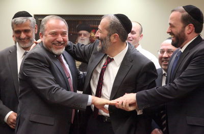 ש"ס במסיבת הפתעה לדרעי, ליברמן ביקש וודקה