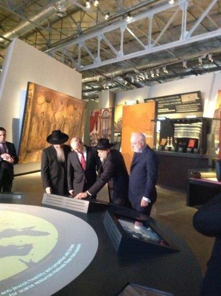 פוטין ביקר במוזיאון היהודי: "אעביר את הספרים לידי חב"ד"