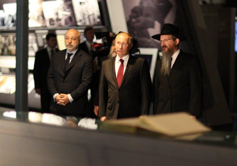פוטין ביקר במוזיאון היהודי: "אעביר את הספרים לידי חב"ד"
