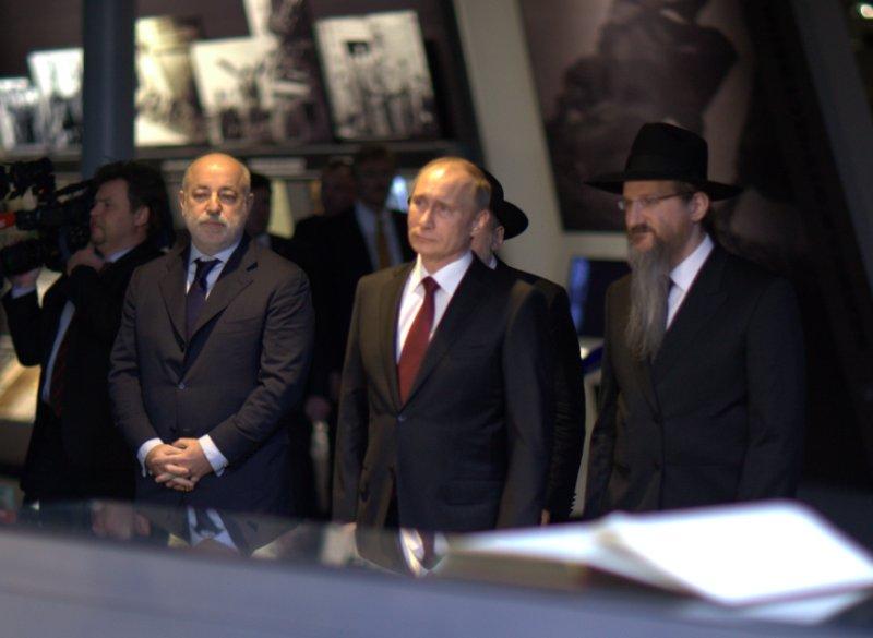 פוטין ביקר במוזיאון היהודי: "אעביר את הספרים לידי חב"ד"