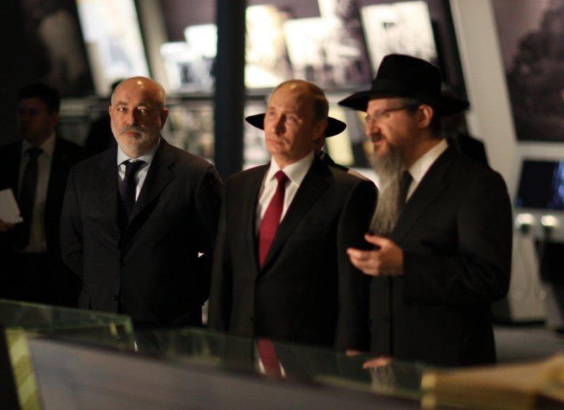 פוטין ביקר במוזיאון היהודי: "אעביר את הספרים לידי חב"ד"