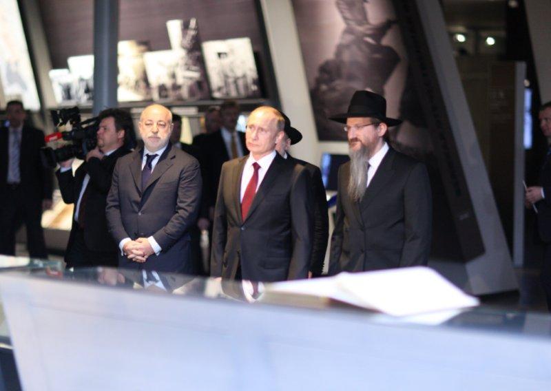 פוטין ביקר במוזיאון היהודי: "אעביר את הספרים לידי חב"ד"