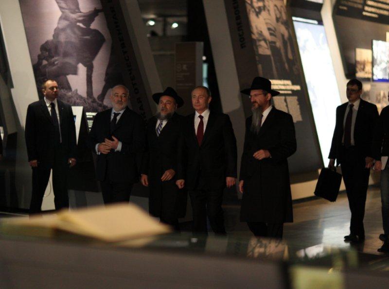 פוטין ביקר במוזיאון היהודי: "אעביר את הספרים לידי חב"ד"