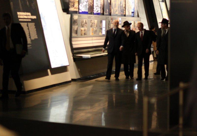 פוטין ביקר במוזיאון היהודי: "אעביר את הספרים לידי חב"ד"