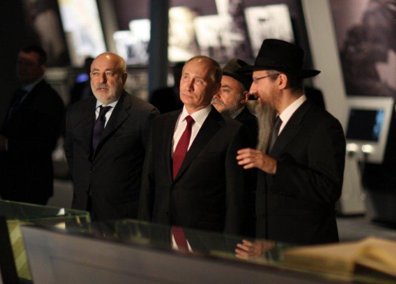 פוטין ביקר במוזיאון היהודי: "אעביר את הספרים לידי חב"ד"