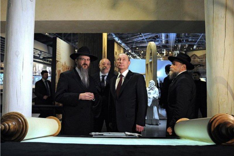 פוטין ביקר במוזיאון היהודי: "אעביר את הספרים לידי חב"ד"