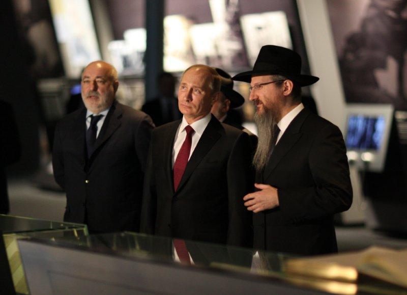פוטין ביקר במוזיאון היהודי: "אעביר את הספרים לידי חב"ד"