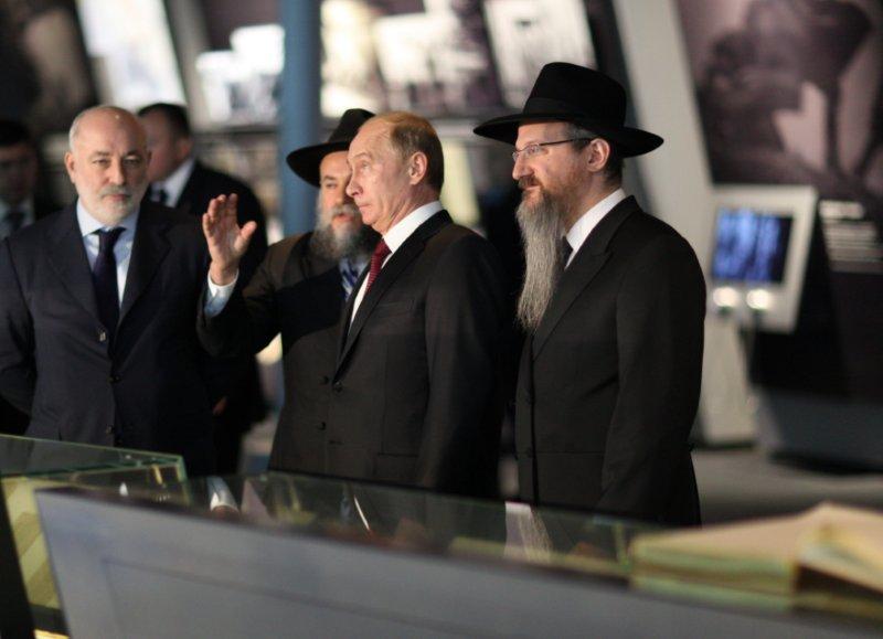פוטין ביקר במוזיאון היהודי: "אעביר את הספרים לידי חב"ד"