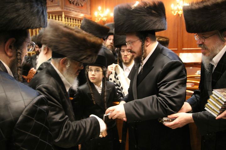 שמחת בית בעלזא: האדמו"ר הניח תפילין לנכדו