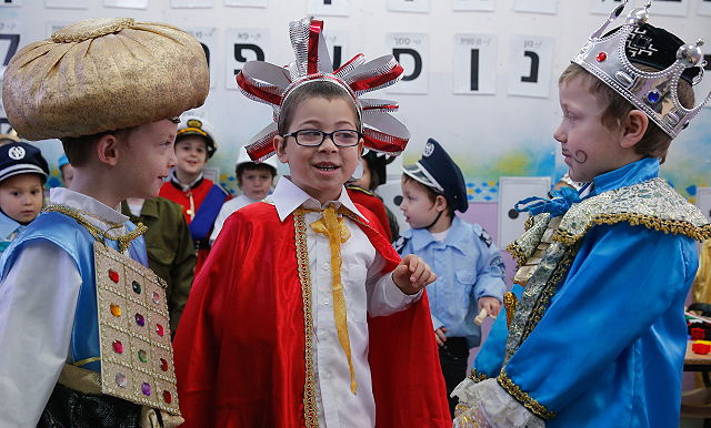 תיעוד מרהיב: ילדי ירושלים וביתר עילית מחופשים