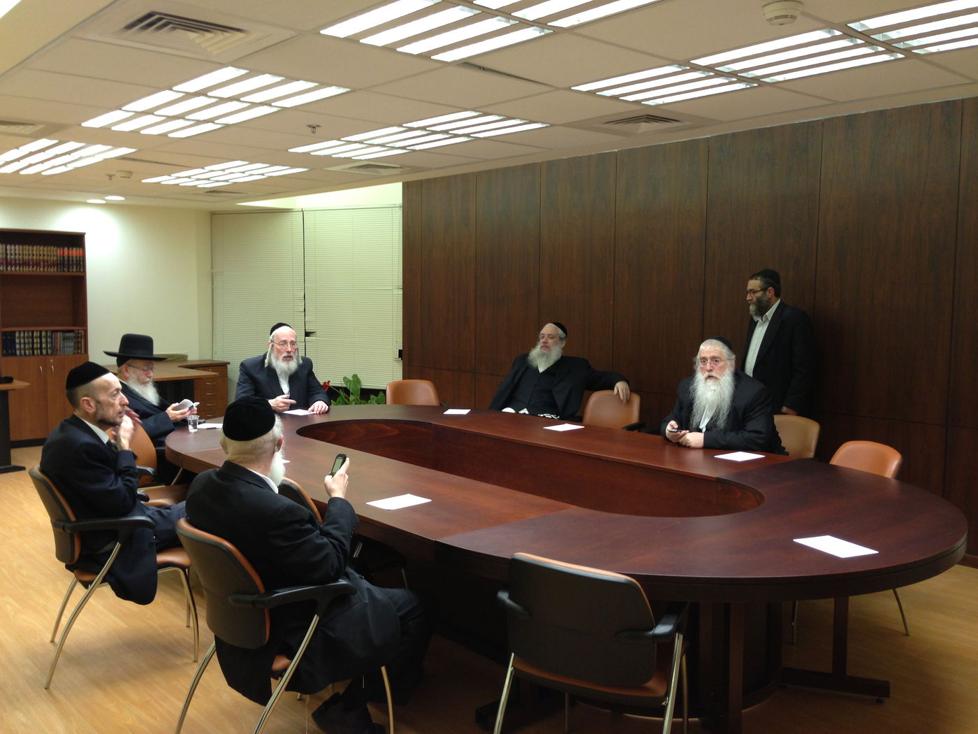 הח"כים מתכנסים, הערב