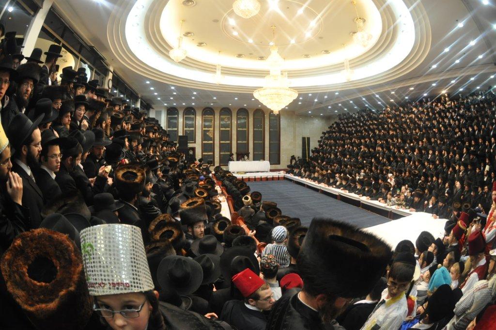 שמחת פורים בבני-ברק: ה'טישים' בחצרות חסידים