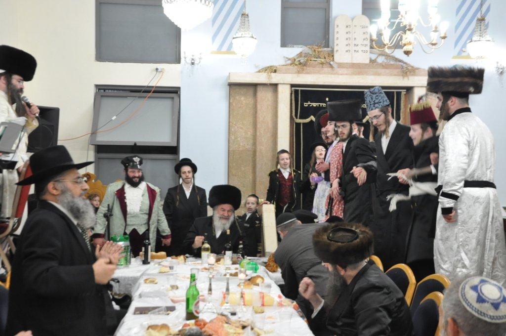 שמחת פורים בבני-ברק: ה'טישים' בחצרות חסידים