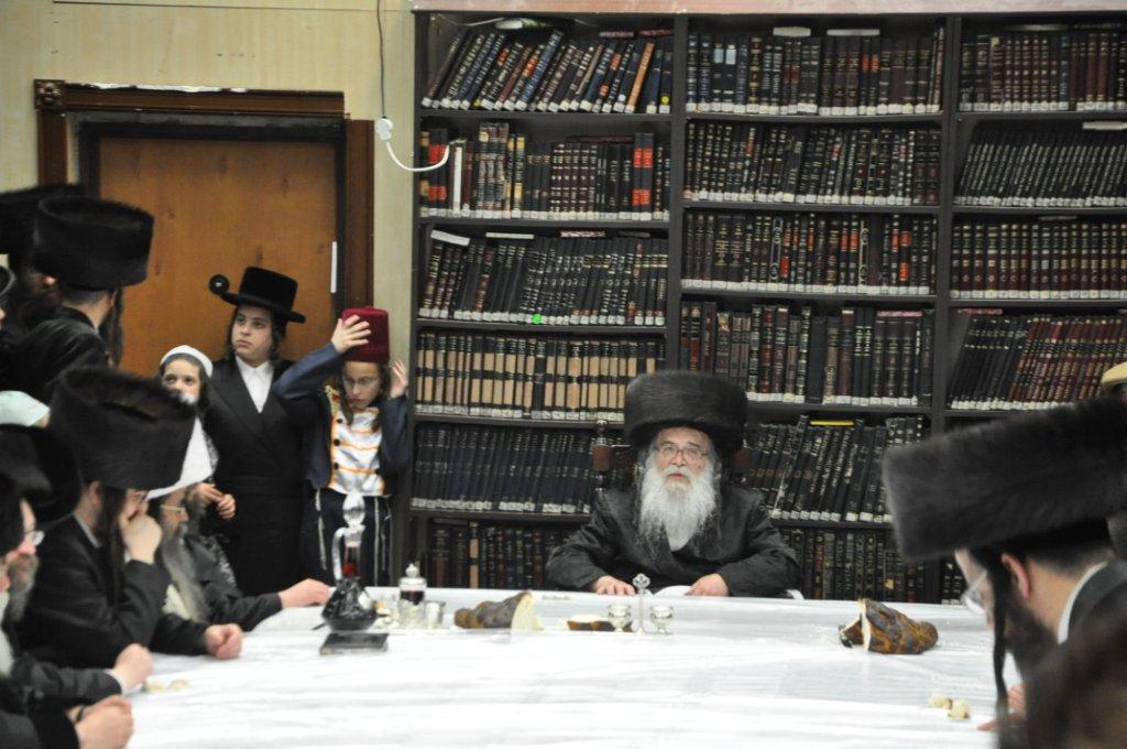 שמחת פורים בבני-ברק: ה'טישים' בחצרות חסידים