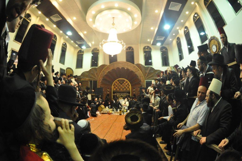 שמחת פורים בבני-ברק: ה'טישים' בחצרות חסידים