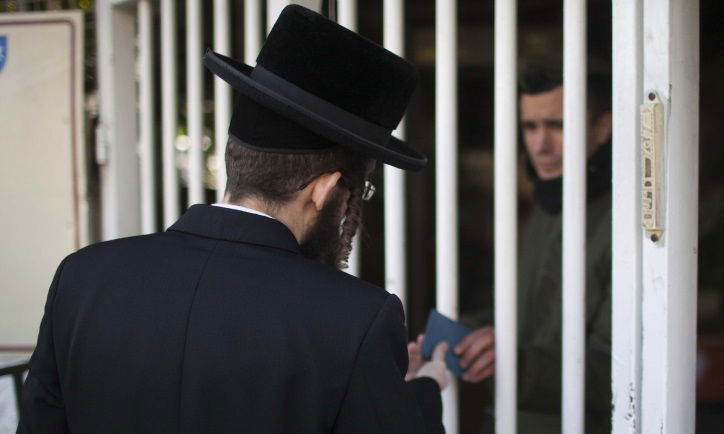 חרדי בלשכת גיוס. אילוסטרציה