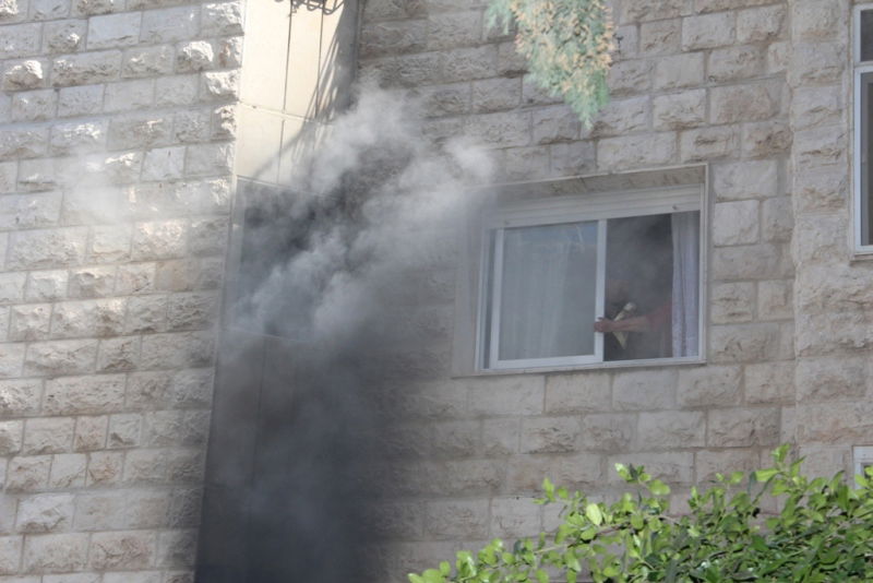 צפו: הבית נשרף, תמונת הרב לא נפגעה